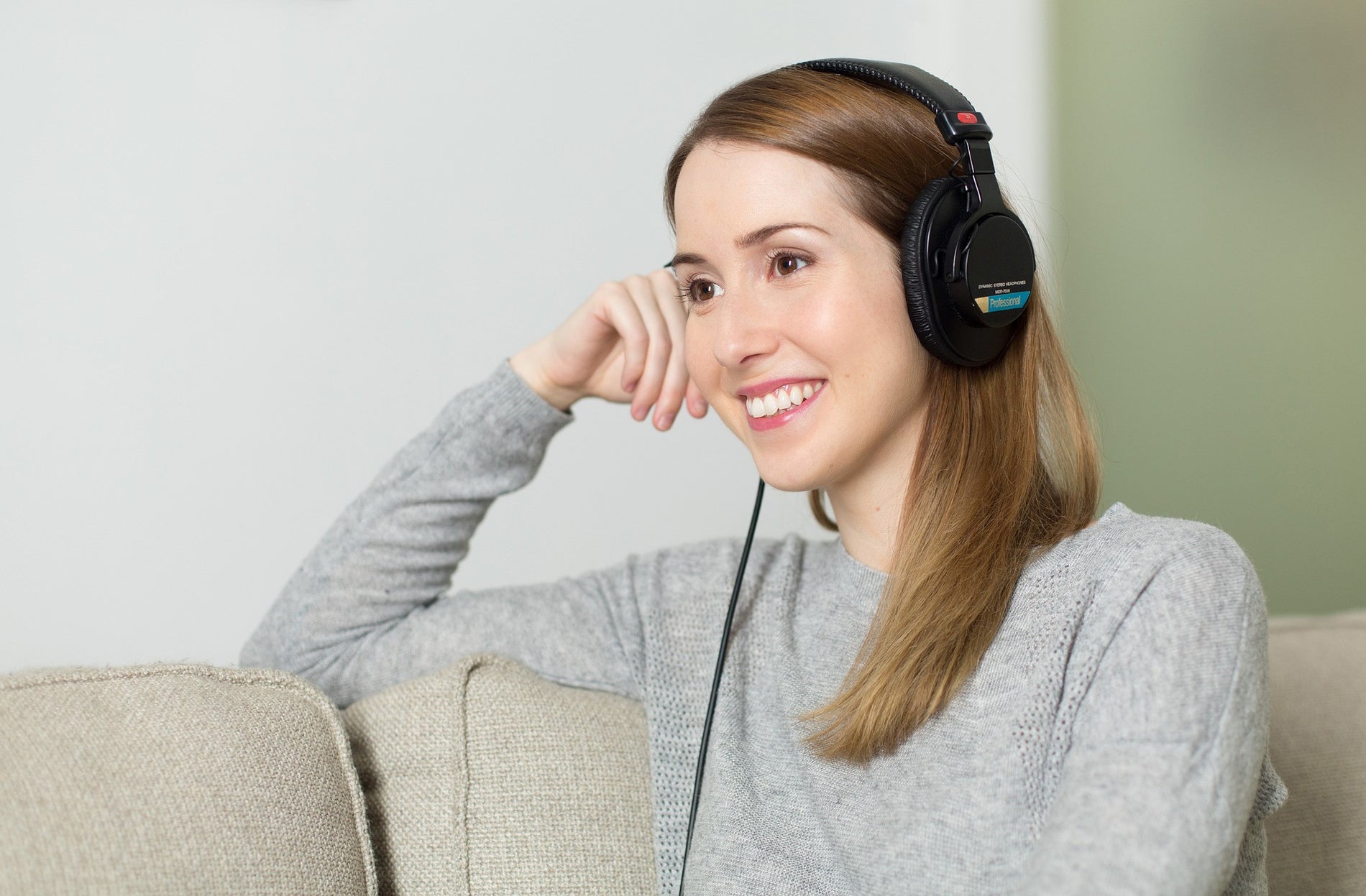 Quick Guide to Using Headphones Safely